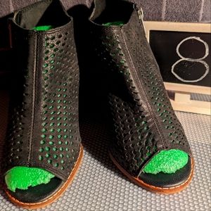 Lucky Brand 8‎ peeptoe punchcut leather 2" stack wedge black leather booties